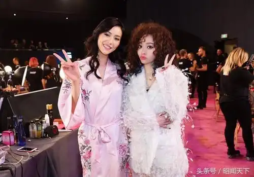 后台和刘雯,何穗合影