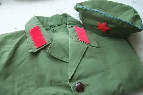 退役超30年的旧式六五式空军女兵绿军装