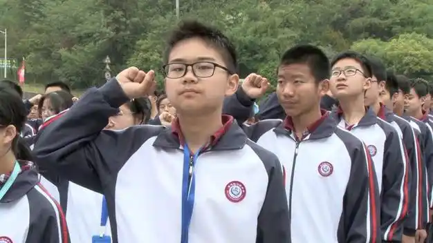 同学们一起举起右手,紧握拳头,以青春的名义宣誓.