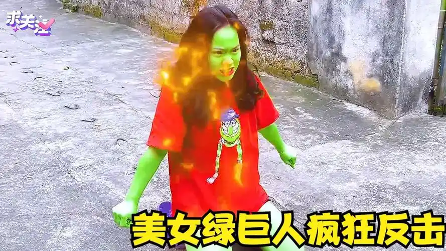 美女被坏人欺负,变身绿巨人开启疯狂反击,能击败坏人吗?