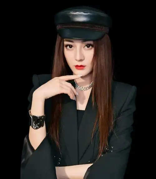 美女明星迪丽热巴这么时尚的穿搭酷极了,帅呆了