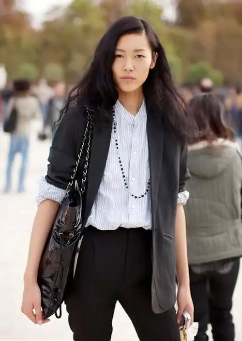 主题:中国四大超模外貌点评:刘雯不笑的时候一般笑起来很可爱,何穗大