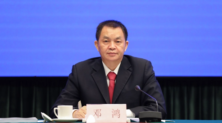 广东省政府新闻办副主任邓鸿主持新闻发布会.