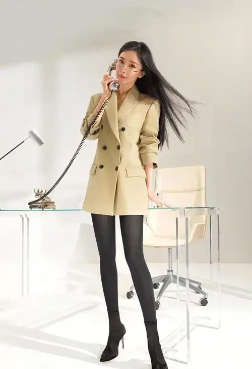 杨幂代言丝袜长西装配哑光长袜太高级不愧是腿精