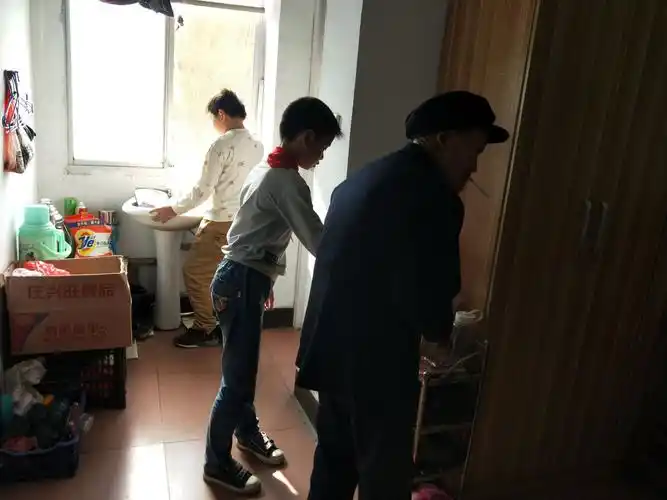 活动第五项:帮助老人们打扫卫生.