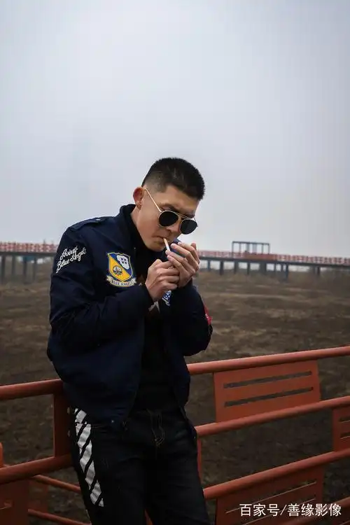 赶快来get最帅的男生拍照姿势吧~电影海报风