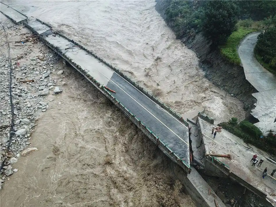 2019年8月20日,四川阿坝,凌晨受暴雨影响,汶川多地多条道路因泥石流
