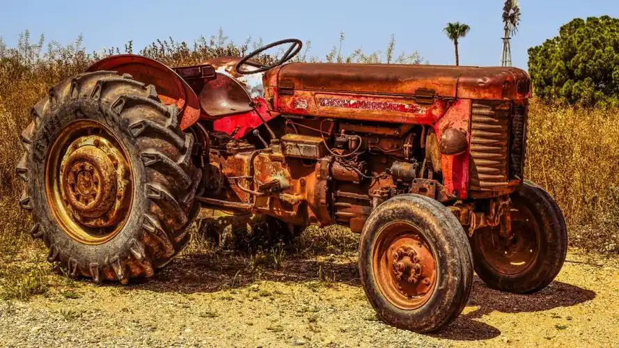 破旧的农用拖拉机图片1415