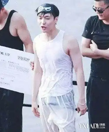 【图】极限挑战张艺兴湿身露隐私部位 与鹿晗之间不得不说的事儿