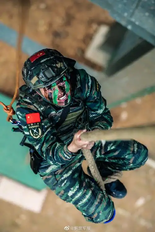 酷!高清大图带你直击特战队员高燃练兵场 - 中国军网