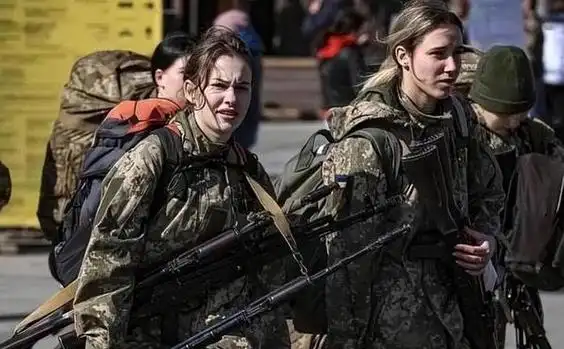 乌克兰陷入战争泥潭,阵亡女兵丛生,恐难续命