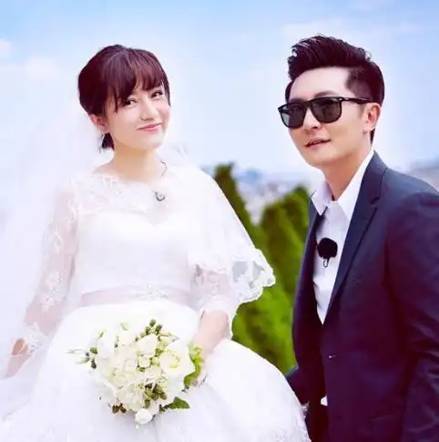 郭京飞与妻子鲍莉,相识1个月后闪婚,婚后生下一子,幸福美满