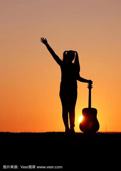 日落时吉他手的剪影