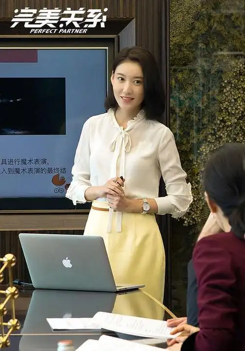 高露《完美关系》气质干练 穿搭解锁公关进阶之路