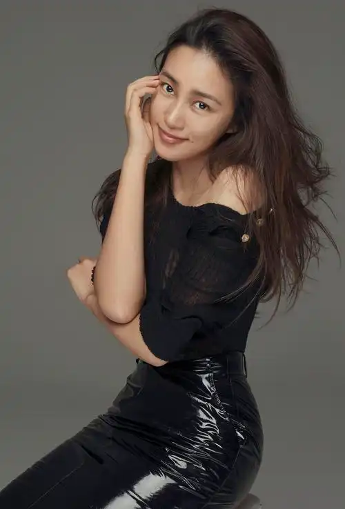 p>陈漫(chenman),1980年出生于北京,中国时尚摄影师,视觉艺术家,毕业