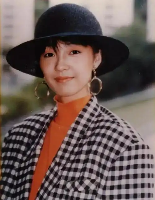 7月28日出生在香港,祖籍广东广州番禺区,是一位极具影响力的粤语歌手