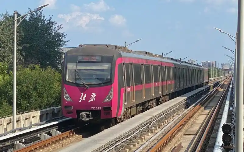 【北京地铁】亦庄线dkz32型列车荣京东街站出站