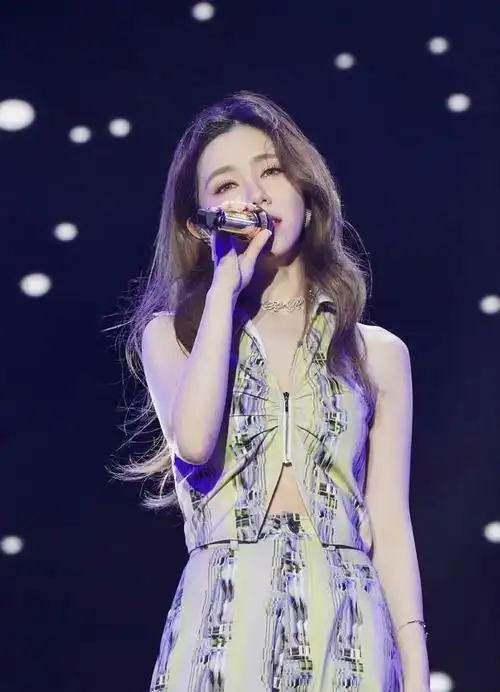 头部歌手诸如周杰伦,林俊杰以及薛之谦和张杰都在开演唱会,作为女歌手