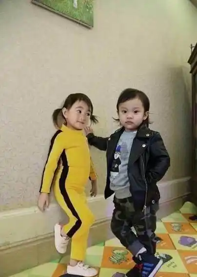 李小璐和李安琪带娃方式不一样,单纯看甜馨和奥莉的打扮就知道了_自然