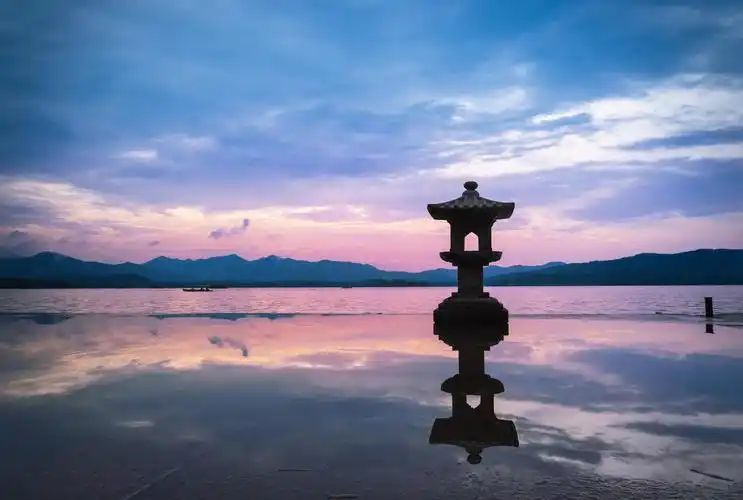 紫色雨后美丽的杭州西湖风景图杭州旅游