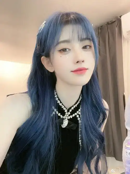 鞠婧祎晒蓝色长发造型  肤白貌美似精灵