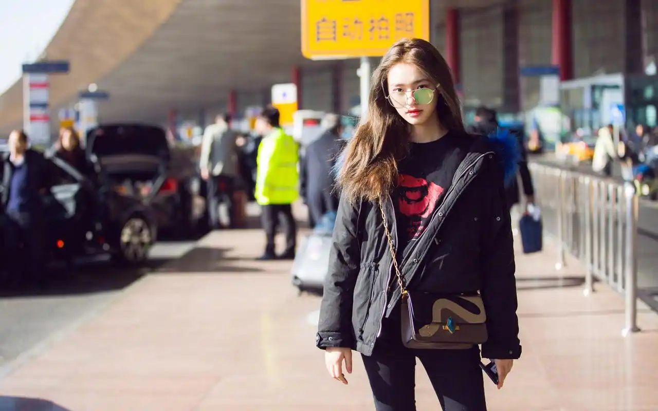 林允暗色系机场光影写真高清壁纸