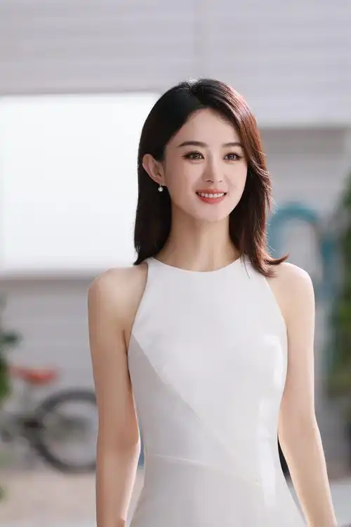 赵丽颖穿白裙温柔优雅 笑容甜美治愈人心
