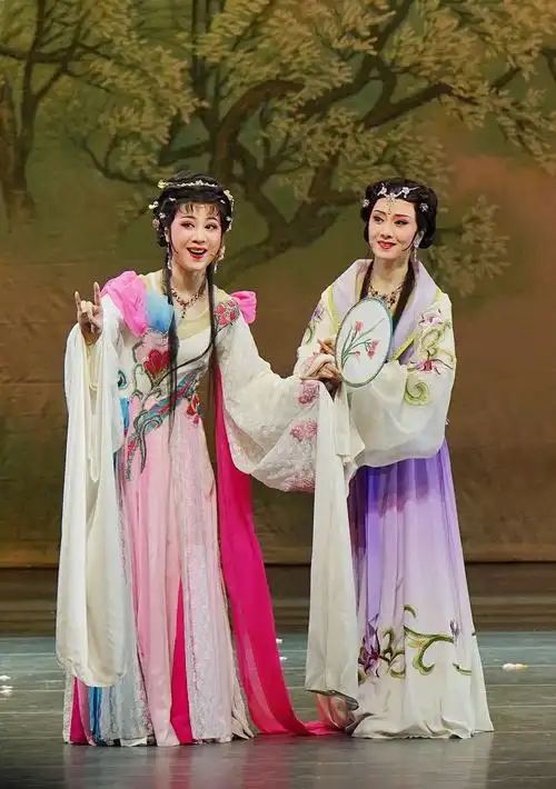 上海越剧院红楼团演出的越剧《甄嬛》剧照分享
