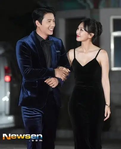 金素妍夫妇牵手走红毯望向老公李尚禹眼神有爱