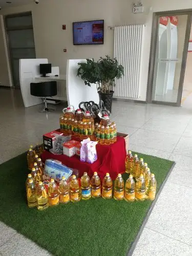 营业厅内的礼品堆头摆放整齐别有新意!