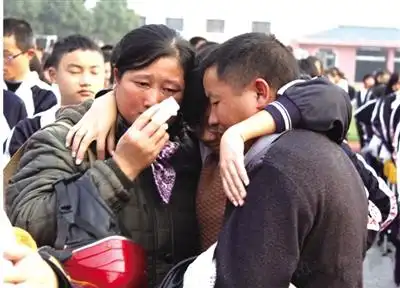 一家三口的拥抱,格外感人