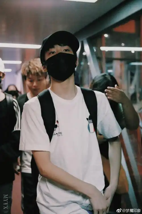 刘耀文棒球帽随拍