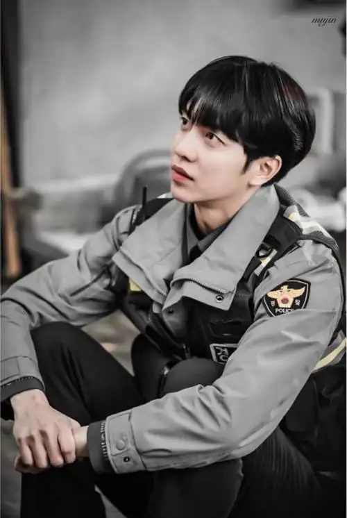 很多人早年喜欢李胜基,是因为电视剧里萌帅的男一号,《我的女友九尾狐