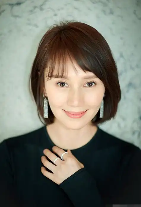 50岁女人短发造型设计 染什么颜色看起来年轻_发型造型_宝妈时尚生活