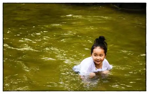 女童戏水,天真
