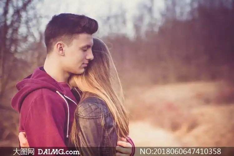 紧紧拥抱在一起的情侣人物高清图片