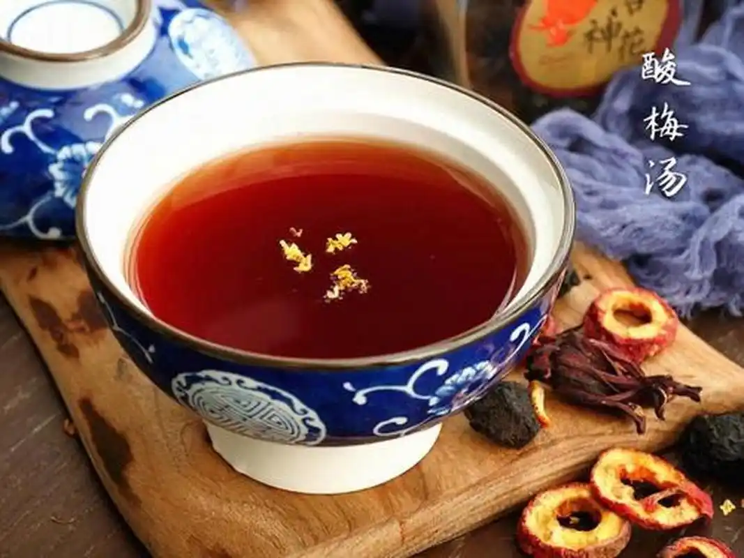 酸梅汤是老北京传统的消暑饮料,在炎热的季节,多数人家会买乌梅来自行