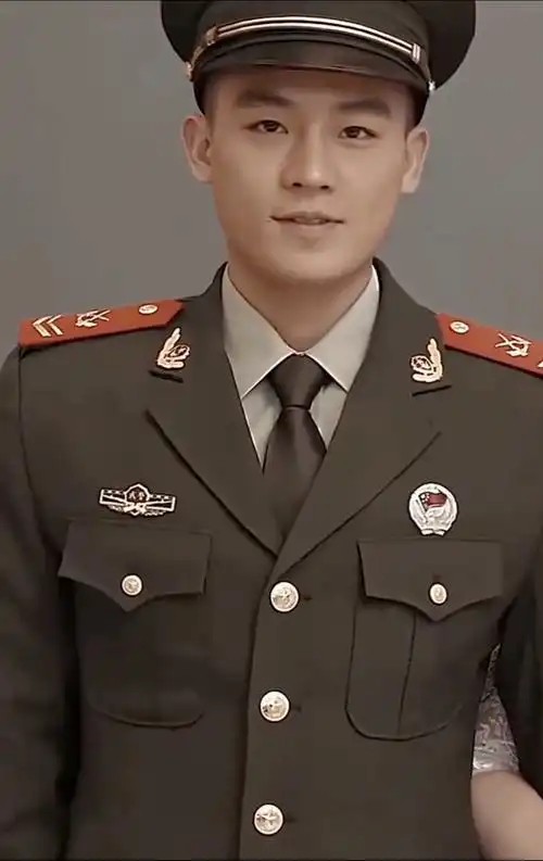 欧豪 军装很正气