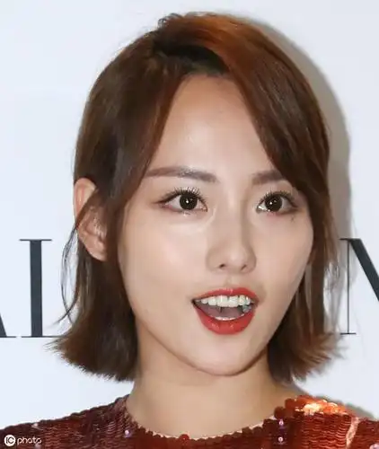 张嘉倪朱唇微启,眼神清亮,气质杠杠的