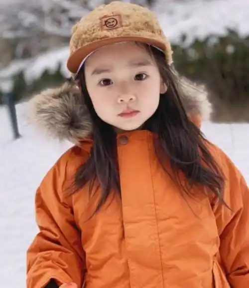 董璇晒3岁女儿近照,在雪中手拿棒棒糖,高云翔基因越来越明显!