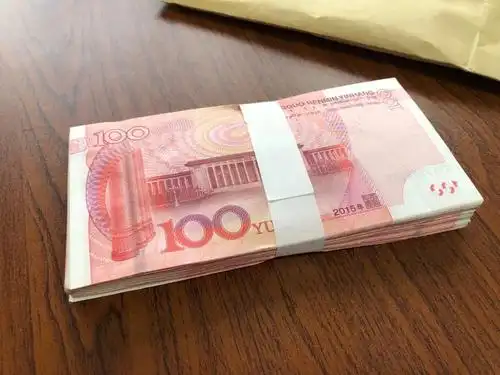 这笔钱一看就是刚从银行取出来的,上面还有银行特有的包扎纸,整整