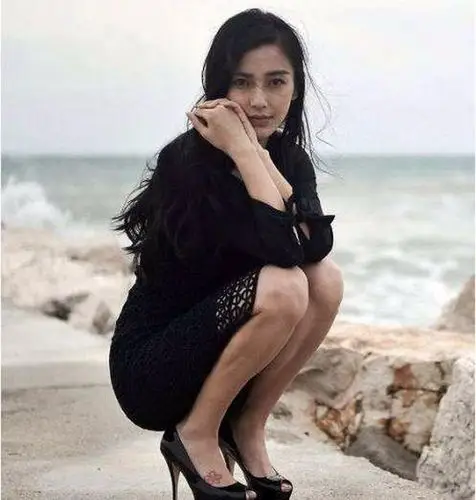 亚洲蹲火了!女星们亲身示范瞧谁蹲得标准蹲得最漂亮