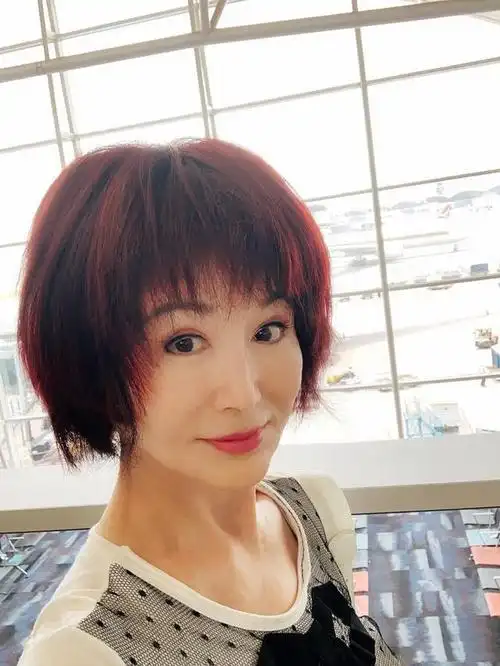 70岁潘迎紫晒自拍美照驻颜有术嫩出屏幕美得自然毫无皱纹