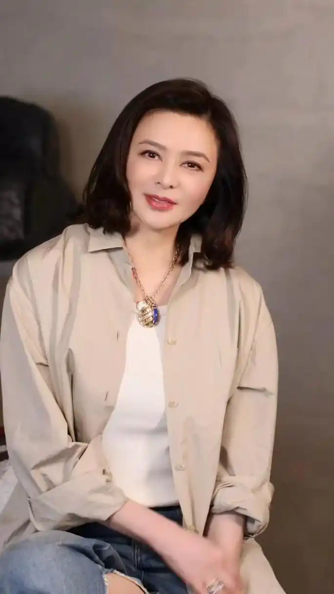 【关之琳拍片疑未拉好裤链险走光,粉丝力撑女神指坐姿坏事】现年60岁