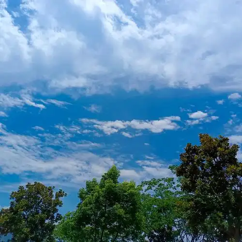 晴空万里.蓝天白云.