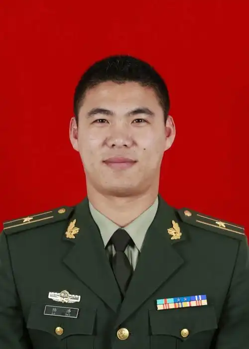 月出生,2005年9月入伍,现任武警浙江省总队参谋部训练处参谋,少校军衔