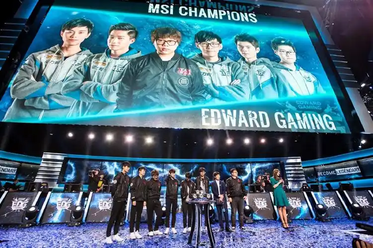 2022msi季中冠军赛的小组赛迎来第二日赛程,代表lpl出战的rng将在晚上