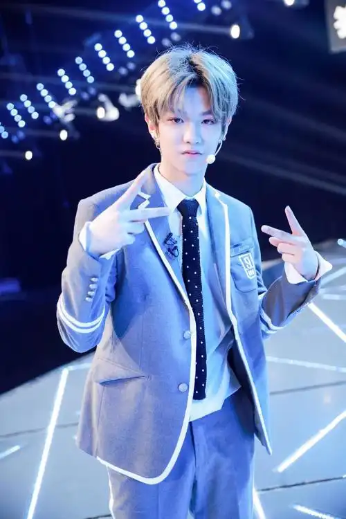 黄明昊帅气写真