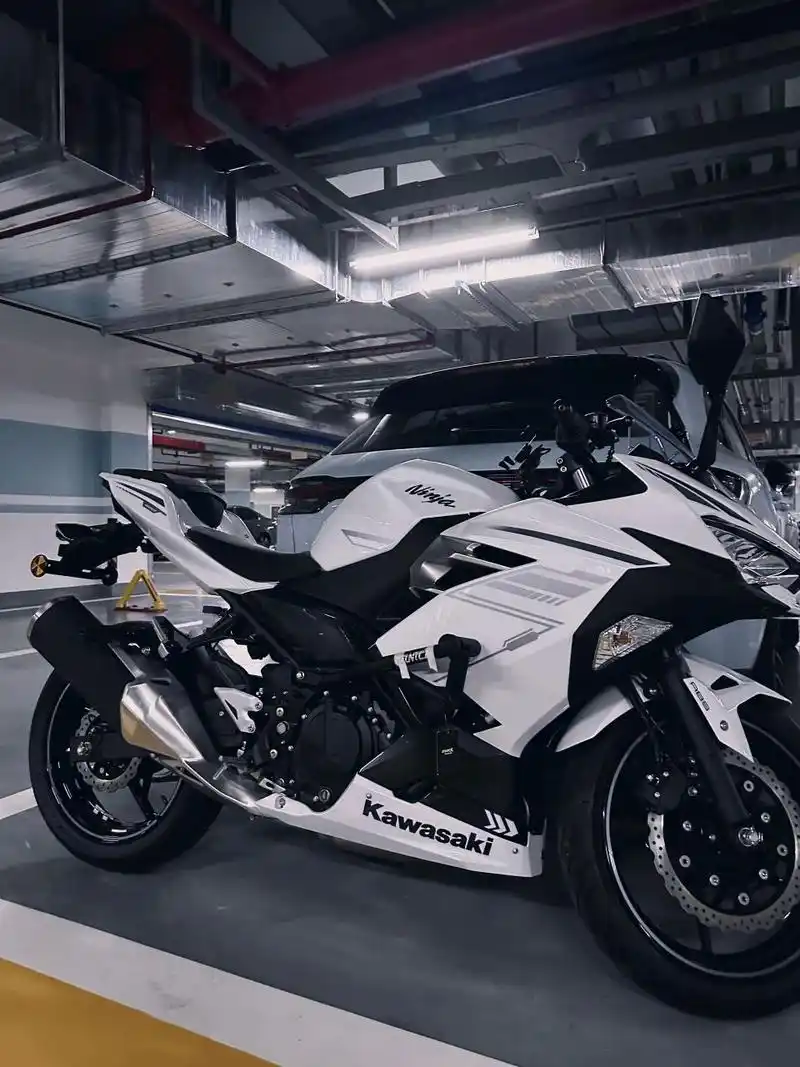 川崎2023白色ninja400全新 公里数只有3公里!完全没开过,落地就闲置.
