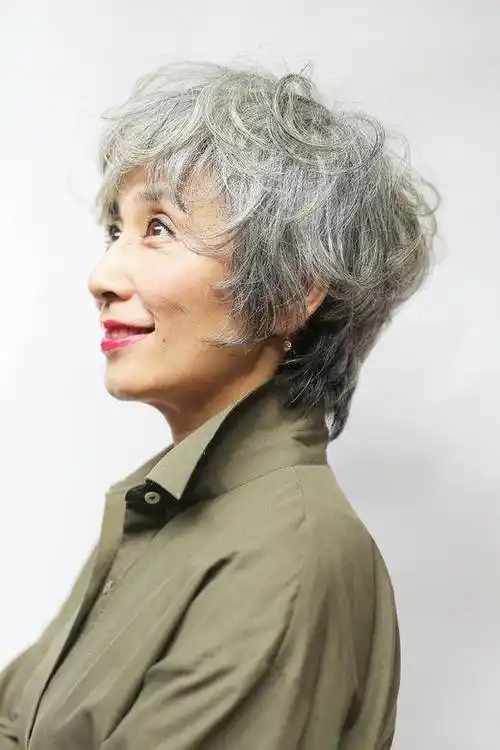 过了50岁,想换发型试试这几种,就算头发花白也很美_短发_女性_时尚